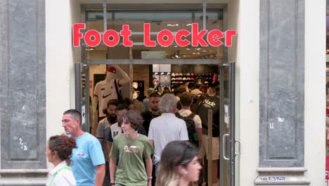 Los-Compradores-Son-Vistos-En-La-Multinacional-Estadounidense-Minorista-De-Ropa-Y-Calzado-Deportivo,-Tienda-Foot-Locker