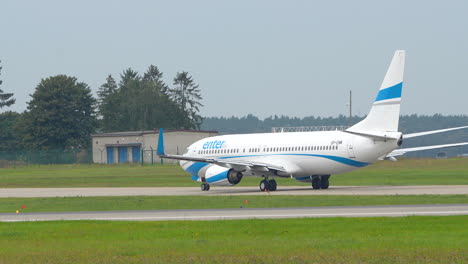 Avión-De-Entrar-En-Rodaje-Aéreo-En-La-Calle-De-Rodaje-Del-Aeropuerto-En-Polonia