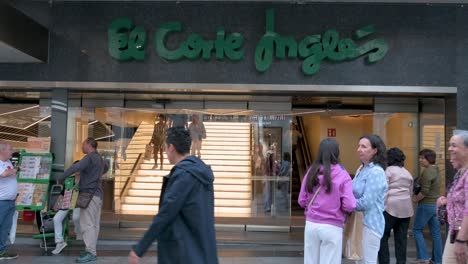 Los-Peatones-Y-Los-Compradores-Se-Ven-En-La-Entrada-De-Los-Grandes-Almacenes-Más-Grandes-De-España,-El-Corte-Inglés.