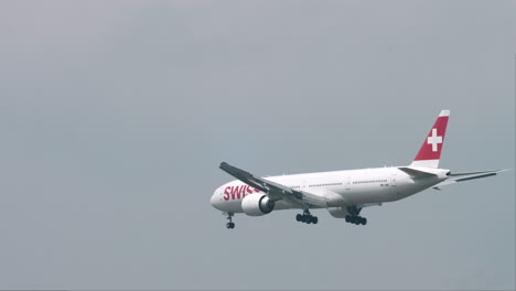 Boeing-777-De-Swiss-Air-Se-Prepara-Para-Aterrizar-En-El-Aeropuerto-De-Suvarnabhumi,-Tailandia