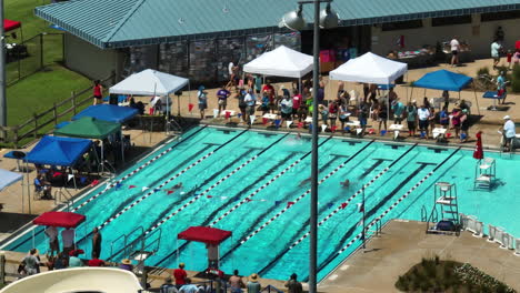 Sportliche-Schwimmer-Rennen-In-Schwimmbeckenbahnen-Im-Freizeitwasserzentrum