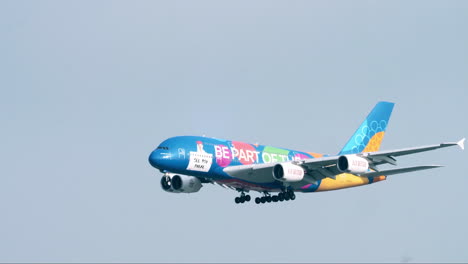 Ein-Sehr-Farbenfrohes-Flugzeug,-Ein-Airbus-A380-Der-Emirate,-Der-Mit-Heruntergeklappten-Rädern-Auf-Dem-Suvarnabhumi-Flughafen-In-Bangkok,-Thailand,-Landet