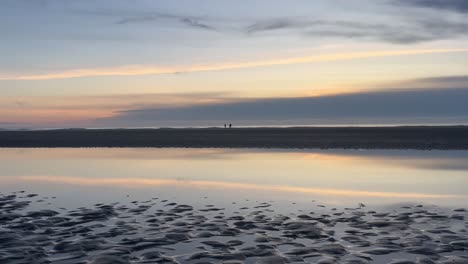 Silhouette-Eines-Paares,-Das-Die-Friedliche-Küste-Von-Oregon-Entlang-Geht