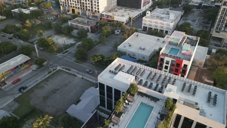 Antena-Del-Distrito-De-Lujo-De-Arte-Wynwood-Miami-Con-Piscina-En-La-Azotea-Del-Edificio-Rascacielos