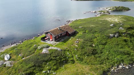 Cabin-Vacation-House-at-the-water-in-Norway---Stavatn-Lake,-Vestland,-Vestfold-og-Telemark---Aerial-Reveal