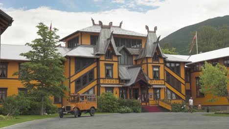 Oldtimer-Parkte-Vor-Dem-Dalen-Hotel,-Märchenhotel-In-Telemark,-Norwegen