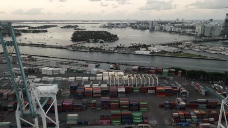 Drohne-Hafenkran-Containerfrachtimport-Übersee-Luftbild-Skyline-Südstrand-Innenstadt