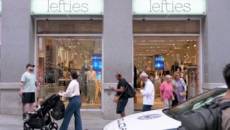 Se-Ven-Compradores-Y-Peatones-En-La-Marca-De-Moda-Española-Propiedad-De-Inditex,-Zurdos,-Tienda-En-España