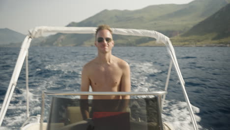 Junger-Mann-Entspannte-Sich-Beim-Bootfahren-In-Sizilien