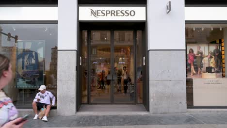 Los-Peatones-Y-Los-Clientes-Pasan-Por-La-Tienda-Suiza-De-Alta-Gama-Y-Líder-Mundial-En-Cápsulas-De-Café-Nespresso.