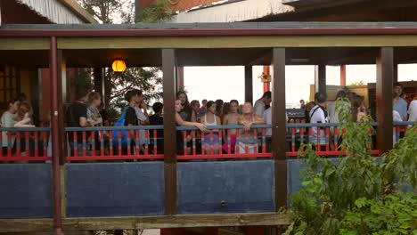 Gente-Esperando-En-La-Fila-En-La-Montaña-Rusa-Shambhala-En-El-Parque-De-Atracciones-Port-Aventura-En-Salou,-España