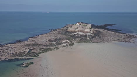 National-Fort-on-islet-near-Saint-Malo-coast-during-low-tide,-Brittany-in-France