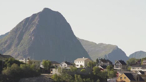 Casas-Residenciales-Con-Montañas-Al-Fondo-En-La-Isla-Husoya-En-El-Condado-De-Nordland,-Noruega