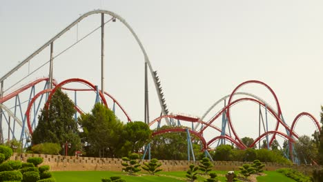 Montaña-Rusa-Empinada-Shambhala-En-El-Parque-Portaventura-En-Salou,-España