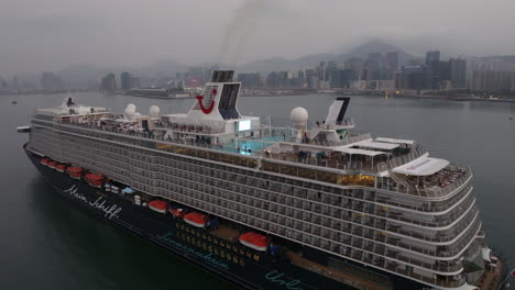 Das-Von-TUI-Betriebene-Kreuzfahrtschiff-„Mein-Schiff-5“-Kommt-Im-Morgengrauen-In-Hongkong-An