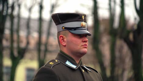 Guardia-De-Honor-Cerca-De-La-Cara-De-Mano-Letonia-Monumento-A-La-Libertad-De-Riga