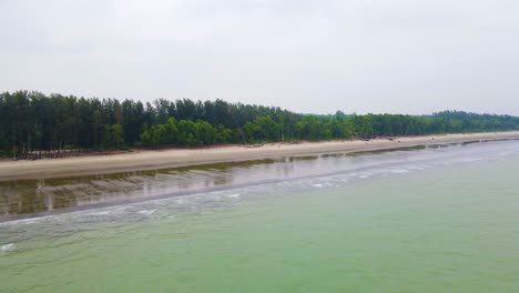 Flug-Zum-Kuakata-Meeresstrand-Mit-Dichtem-Urichiya-Strauchwald-In-Bangladesch