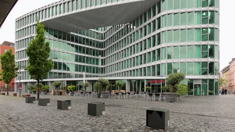 Fundador-De-Un-Moderno-Edificio-De-Oficinas-Con-Una-Enorme-Fachada-De-Cristal-En-Alemania.