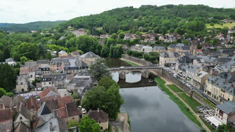 Aufsteigende-Drohne,-Luftaufnahmen-Montignac-Lascaux-Stadt-Frankreich