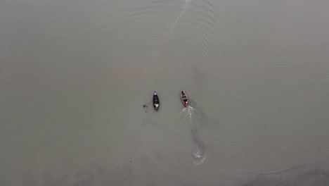 Hölzernes-Fischerboot,-Das-Die-Küste-Von-Kuakata-In-Bangladesch-Verlässt