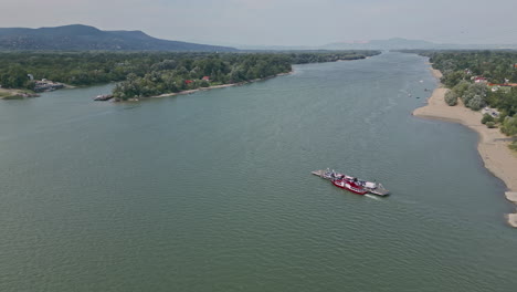 Un-Ferry-Cruza-El-Danubio