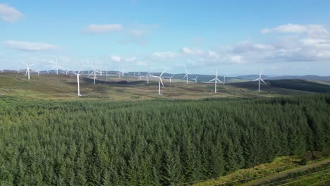 Drohnenaufnahmen-Eines-Windmühlenparks-Auf-Dem-Gipfel-Des-Berges-In-Schottland