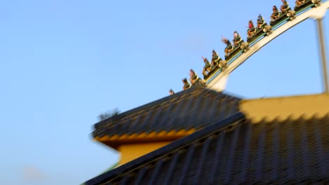 Gente-En-Tren-Pasando-Por-El-Circuito-De-La-Montaña-Rusa-Shambhala-En-El-Parque-Portaventura-En-Salou,-España