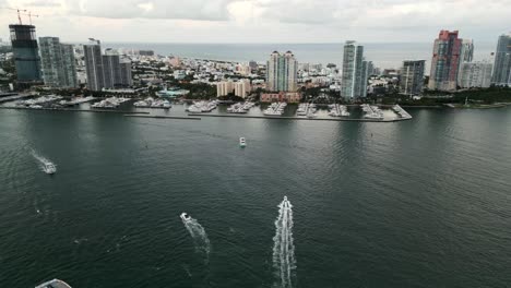 Luftaufnahme-Von-Miami-South-Beach,-Schnellboot-Und-Fähre,-Drohnen-Stadtbild-Skyline