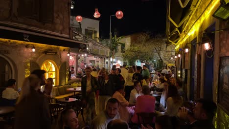 Vibrante-Calle-De-Bares-En-La-Ciudad-De-Alacati-En-La-Región-De-Izmir-De-Turquía-Por-La-Noche