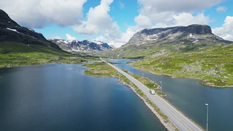 RV-Autocaravana-En-Carretera-Panorámica-Haukelivegen-En-Noruega---Dolly-Follow