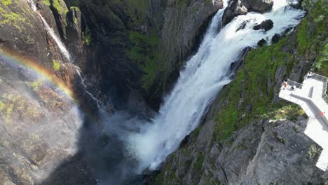 Cascada-Voringfossen-En-Noruega---Atracción-Turística-Popular-Y-Paisaje-Natural-Escénico-En-Eidfjord,-Vestland---Pedestal-Hacia-Abajo