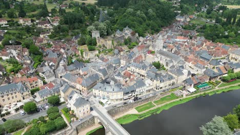 Zurückziehen-Der-Drohne-Aus-Der-Luft,-Rückwärtsgang,-Enthüllung-Der-Stadt-Montignac,-Lascaux,-Frankreich,-Drohne,-Luftaufnahme,-Blick-Aus-Der-Luft