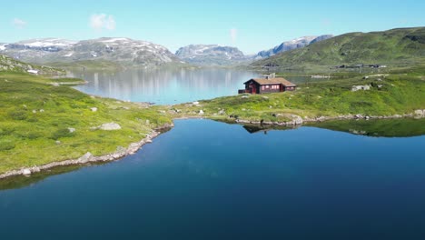 Idyllic-House-at-the-water-in-Norway---Stavatn-Lake,-Vestland,-Vestfold-og-Telemark---Pedestal-Up