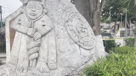 Tulum-Mexiko-Riviera-Maya-Innenstadt-Alte-Maya-Skulptur-In-Der-Stadt