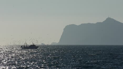 Calpe,-Spanien,-Fischerboot,-Das-Am-Späten-Nachmittag-An-Einem-Wintertag-Zum-Hafen-Zurückkehrt