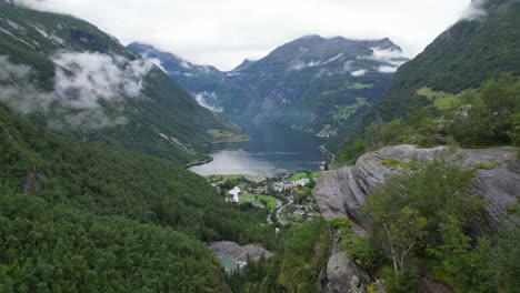 Mirador-De-Geirangerfjord-Y-Pueblo-De-Geiranger-En-Noruega---Aéreo