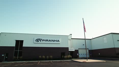 Distanzierung-Im-Freien,-Parkaufnahmen-Des-Piranha-Unternehmens-Rockford,-Illinois