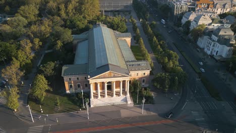 Cinemática-Que-Establece-Un-Disparo-Con-Un-Dron-Sobre-La-Sala-De-Arte-De-Budapest.