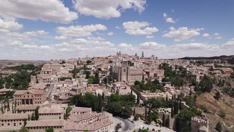 Luftdrohnenaufnahme-Des-Stadtbildes-Von-Toledo-Mit-Dem-Kloster-San-Juan-De-Los-Reyes