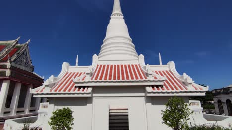 Diseño-Exterior-Del-Templo-Asiático-Blanco-Y-Rojo,-Ningún-Pueblo