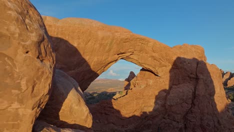 Iluminado-Por-El-Sol-Sobre-Enormes-Rocas-De-Arenisca-En-El-Parque-Nacional-Arches-En-Utah,-Estados-Unidos