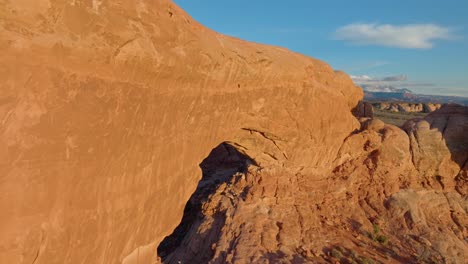 Sandsteinfelsen-Enthüllten-Hoch-Aufragende-Zinnen-Im-Arches-Nationalpark-In-Utah,-Vereinigte-Staaten
