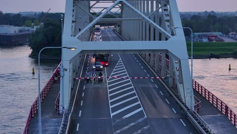 Auf-Der-Großen-Stahlbrücke-über-Dem-Flusswasser-Wird-Der-Verkehr-An-Schranken-Gestoppt