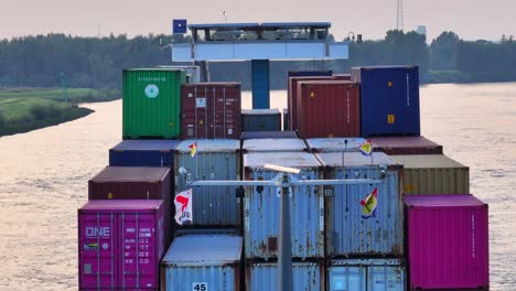 Container-Voller-Waren,-Die-An-Bord-Eines-Frachtschiffs-Gelangen
