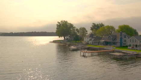 Disparo-De-Drones-En-La-Mañana-De-Las-Casas-De-Playa-Y-Muelles-En-Sodus-Point,-Lugar-De-Vacaciones-De-Nueva-York-En-La-Punta-De-La-Tierra-A-Orillas-Del-Lago-Ontario.