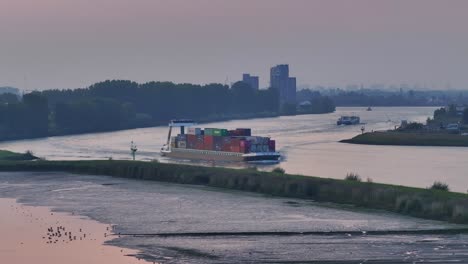 Frachtschiff-Mit-Voller-Ladung-Container-Macht-Sich-Auf-Den-Weg-Entlang-Des-Flusses-Noord