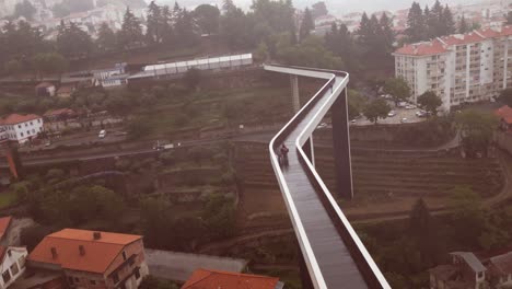 Eine-Luftdrohnenaufnahme-Einer-Langen-Und-Schmalen-Brücke-In-Portugal-An-Einem-Schlechten-Regentag