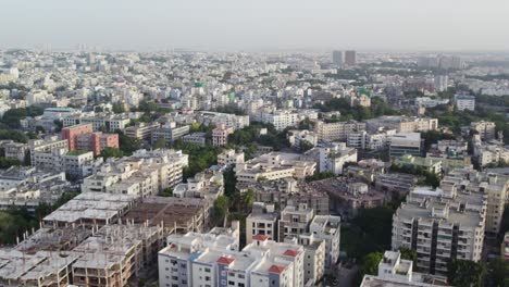 Luftaufnahme-Einer-Südindischen-Stadt-Mitten-In-Der-Stadt,-Die-Sich-In-Richtung-Einer-Hauptstraße-Bewegt