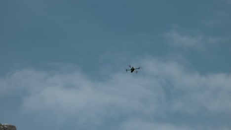 Dji-Air-Drone-Volando-En-El-Cielo-Contra-El-Cielo-Azul-Con-Nubes-Blancas-Claras