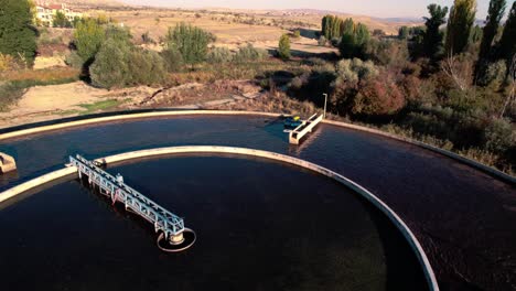 Luftaufnahme-Einer-Wasserfilteranlage,-Kreisförmige-Poolstation-In-Trockener-Landschaft,-Drohnenaufnahme,-Abwasserreinigung
